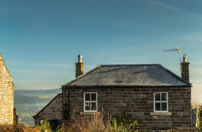 Peak District stylish detached stone cottage